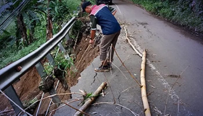 Jalan Rusak Jampangkulon-Ciguyang Viral, UPTD PU Pastikan Perbaikan Masuk Prioritas 2025