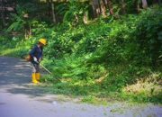 Dinas PU Sukabumi Bersihkan 10,2 KM Bahu Jalan Citepus-Cikurutug