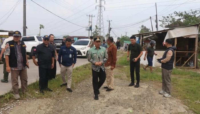 Wabup Sukabumi Didampingi Dinas PU Tinjau Jalan Ciambar dan Lokasi Terdampak Angin Puting Beliung di Cibunar Jaya