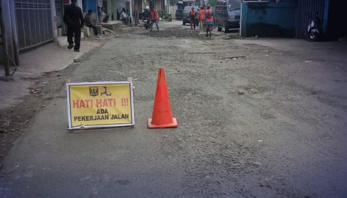 Dinas PU Sukabumi Tambal Jalan Alternatif Warung Ceuri-Purwasari Demi Kenyamanan Pengendara