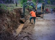 Tingkatkan Kualitas Infrastruktur, Dinas PU Sukabumi Bangun Drainase Jalan di Cikakak