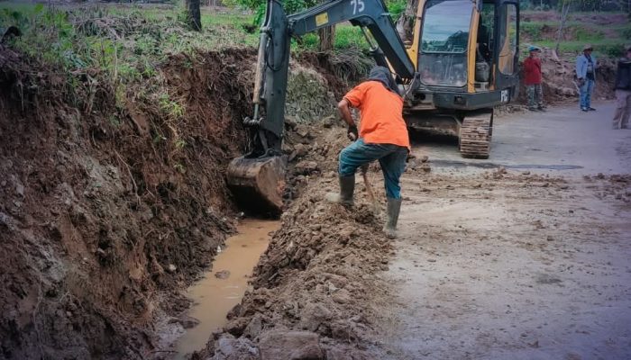 Tingkatkan Kualitas Infrastruktur, Dinas PU Sukabumi Bangun Drainase Jalan di Cikakak