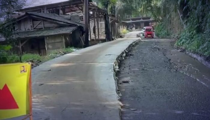 Jalan Pakuwon-Cipeuteuy Masih Basah, Warga Diimbau Tak Melintas Dulu