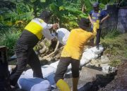 Bahu Jalan Longsor di Cikakak, UPTD PU Palabuhanratu Lakukan Penanganan Darurat