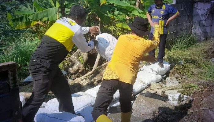 Bahu Jalan Longsor di Cikakak, UPTD PU Palabuhanratu Lakukan Penanganan Darurat