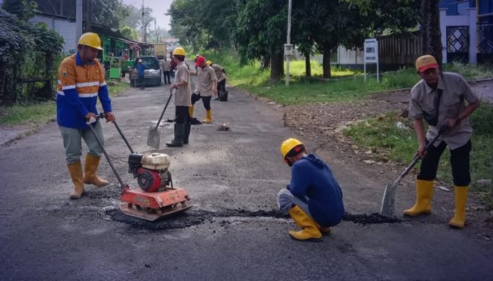 UPTD PU Palabuhanratu Lakukan Pemeliharaan Tambal Sulam di Dua Ruas Jalan Penting