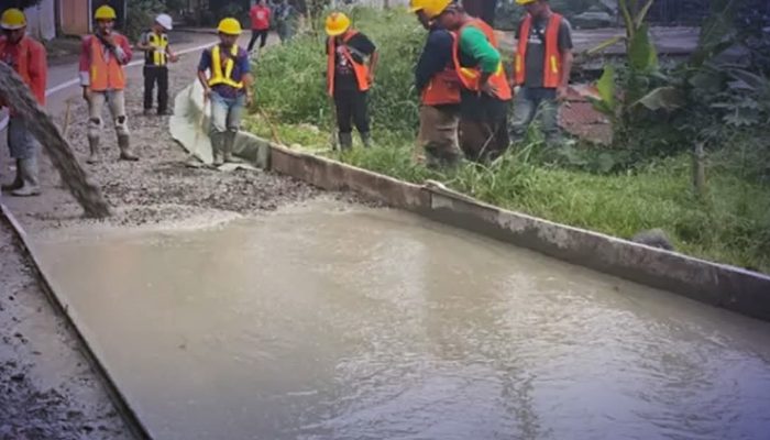 Jalan Pakuwon-Cipeuteuy Dibeton, PU Sukabumi Pastikan Lebih Tahan Lama