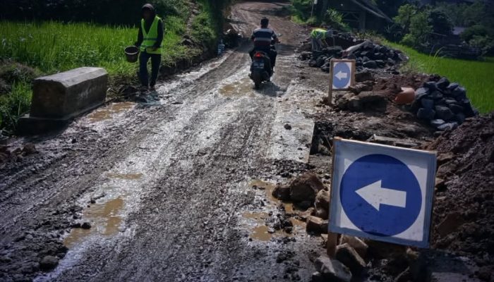 Akses Vital Jampangtengah-Purabaya Sukabumi Diperbaiki, Proyek Jalan Rp 1,4 Miliar Dimulai