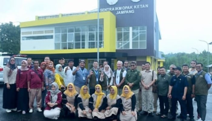 Dispar Kabupaten Sukabumi Turut Mendampingi para Asesor UNESCO Kunjungi Sentra Opak Ketan Jampang