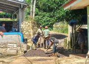 Disperkim Laksanakan Pengaspalan Jalan Kampung di Bojongkembar Cikembar