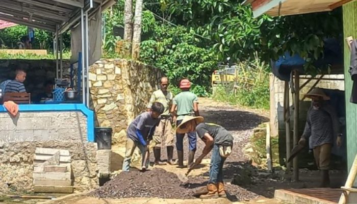 Disperkim Laksanakan Pengaspalan Jalan Kampung di Bojongkembar Cikembar