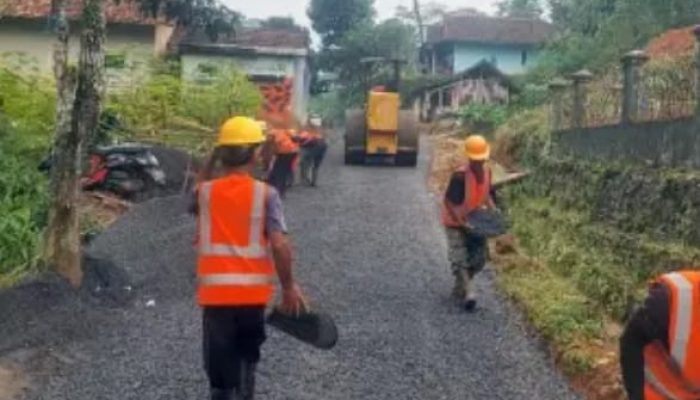 Dinas PU Sukabumi Rekonstruksi 675 Meter Jalan di Jampangtengah, 45 Persen Progress Tercapai