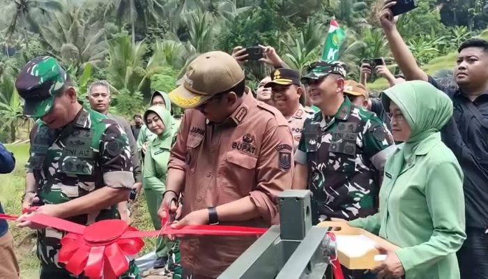 Bupati Bersama Pangdam III Siliwangi Meresmikan Jembatan Panel Garuda, Tekankan Dukungan untuk Pemerataan Pembangunan.