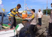 Polres Kepulauan Seribu Gelar Jum’at Peduli, Beri Layanan Kesehatan dan Sembako untuk Driver ojek online dan nelayan.