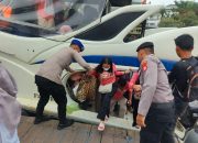 Pastikan Keselamatan dan Kenyamanan Wisatawan Polres Kepulauan Seribu Bantu Penumpang Turun dari Kapal di Dermaga 16 Marina Ancol