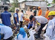 Bhabinkamtibmas Pulau Lancang Bersama Warga Gelar Kerja Bakti dan PSN Serentak di Pulau Pari