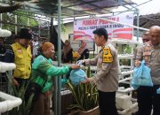 Polres Kepulauan Seribu Gelar Jumat Peduli: Kapolres Bagikan Sembako dan Pengobatan Gratis untuk Driver Ojek Online