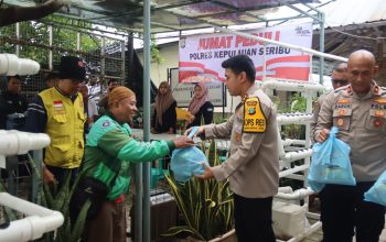Polres Kepulauan Seribu Gelar Jumat Peduli: Kapolres Bagikan Sembako dan Pengobatan Gratis untuk Driver Ojek Online