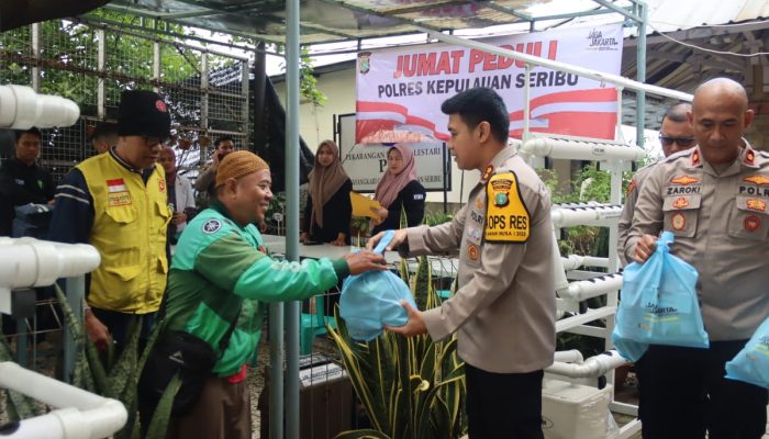 Polres Kepulauan Seribu Gelar Jumat Peduli: Kapolres Bagikan Sembako dan Pengobatan Gratis untuk Driver Ojek Online