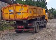 Jalan Surade–Kadaleman Sukabumi ‘Mencekam’, Lubang Menganga Ancam Keselamatan Pengendara.