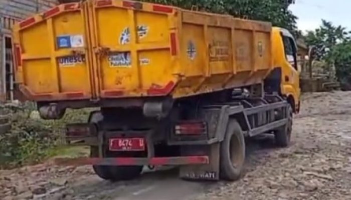 Jalan Surade–Kadaleman Sukabumi ‘Mencekam’, Lubang Menganga Ancam Keselamatan Pengendara.