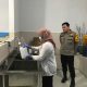 Sidokkes Polres Kepulauan Seribu Ambil Sampel Air dan Makanan di SPPG Polri Cipinang Muara untuk Uji Kelayakan Kesehatan 