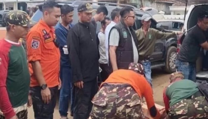 Tunjukkan Kepedulian Sosial, Anggota DPRD Ariestandi Salurkan Bantuan untuk Korban Banjir Cisolok-Cikakak