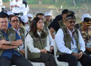 Sekda Sukabumi saat mendampingi Bupati dalam Panen Raya Ikan Nila
