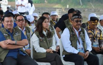 Sekda Sukabumi saat mendampingi Bupati dalam Panen Raya Ikan Nila