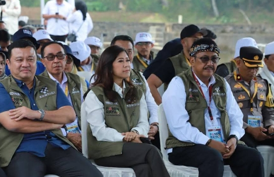 Bu[pati Sukabumi saat Panen Raya Ikan Nila Program Fasilitasi Komdigi