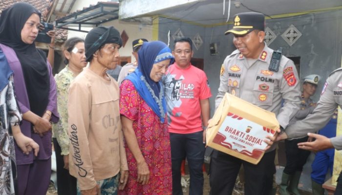 Kegiatan Bakti Sosial Polres Sukabumi untuk Penanganan Korban Bencana Alam di Desa Sukawayana dan Cisolok