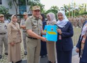 Hendra Hidayat Serahkan 15 SK Kenaikan Pangkat PNS di Likungan Pemkot Jakarta Utara 