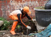 Atasi Mampet Saluran Air di Musim Penghujan Lurah Sunter Jaya Tinjau Pembersihan Saluran Air di Jalan Krida Nirmala 