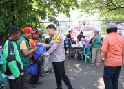 Jumat Peduli, Polres Kepulauan Seribu Bagi Sembako dan Cek Kesehatan Gratis untuk Ojol di Ancol