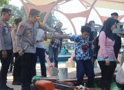 Kapolres Kepulauan Seribu Bantu Wisatawan Naik Kapal Kayu, Tunjukkan Keteladanan dan Kepedulian di Pulau Tidung