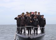 Mengenang di Tengah Laut: Polres Kepulauan Seribu Tabur Bunga di Perairan untuk Hormati Jasa Pahlawan