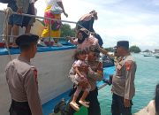 Polisi Bantu Turunkan Penumpang Kecil dari Kapal di Pulau Kelapa, Kapolres: Ini Bentuk Kehadiran Kami untuk Warga