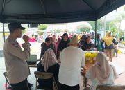 Pembagian Beras Bulog dan Minyak Goreng di Pulau Kelapa Berjalan Lancar, Bhabinkamtibmas Pastikan Penyaluran Tepat Sasaran