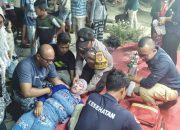 Bhabinkamtibmas Pulau Sabira Sigap Bantu Ibu yang Tiba-tiba Pingsan di Festival Parekraf Pulau Harapan