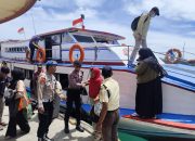 Polsek Kepulauan Seribu Utara Bantu Penumpang di Dermaga, Hadirkan Rasa Aman bagi Warga dan Wisatawan