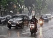 BMKG Prakirakan Sebagian Wilayah Jakarta Hujan Disertai Petir, Warga Diimbau Waspada