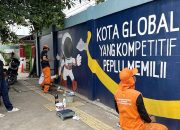 Pasukan Oranye Percantik  Jalan Yos Sudarso Dengan Mural