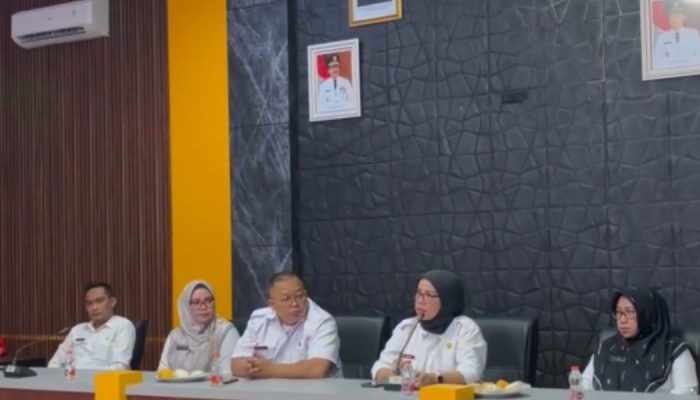 Perkuat Pemberdayaan SDM, Kadis KUKM Kabupaten Sukabumi Serahterimakan SK 34 PPPK Paruh Waktu