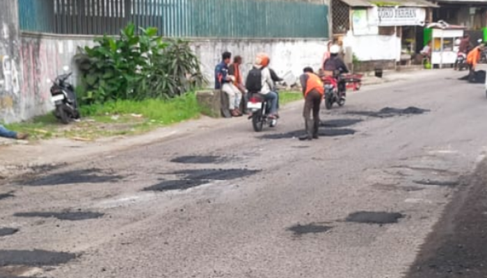 Ruas Jalan Cikembang–Bagbagan Mulai Diperbaiki, Warga dan Pengendara Beri Apresiasi
