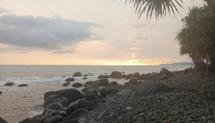 Awas ! Sekali Berkunjung ke Destinasi Wisata Pantai Cemara Ratu, Ketagihan oleh Panoramanya