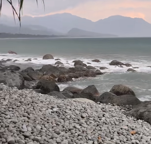 Bebatuan pantai yang menghampar sepanjang areal pantai cemara ratu seolah benteng keindahan yang menjadi penjaga alam di kawasan ini, batuan bulat oval tersusun rapi dan aman dilewati menambah pesonanya