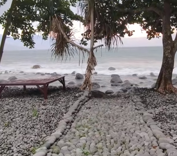 Pengunjung dapat duduk bersantai diselingi hembusan semilir angin dan suara deburan ombak syahdu. seketika pikiran yang penat menjadi segar dan nafas menyegarkan masuk di dada pengunjung