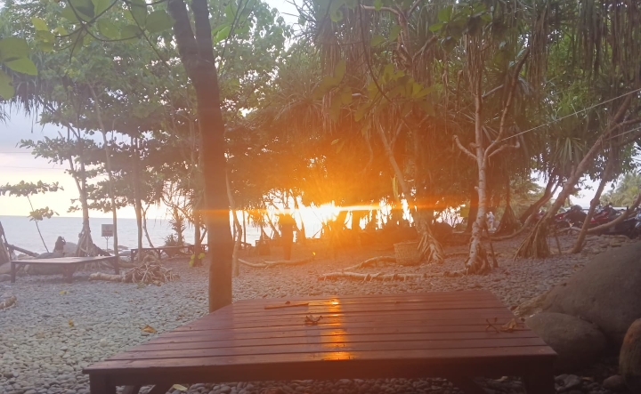 Sunset yang bisa dinikmati dengan maksimal, foto ini kami ambil sambil duduk di sela pandan laut. namun pengunjung bisa menikmatinya lebih maksimal di pinggir pantai, buktikan sendiri !