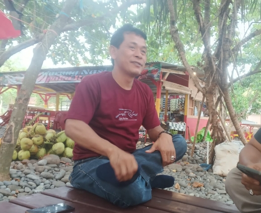 Pemrakarsa sekaligus pengelola destinasi wisata Pantai Cemara Ratu (CR) Jajah Junajah saat diwawancara