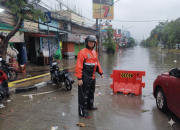 Sudin Dishub Jakarta Utara Tempatkan Petugas di Sejumlah Ruas Jalan Tergenang Air.